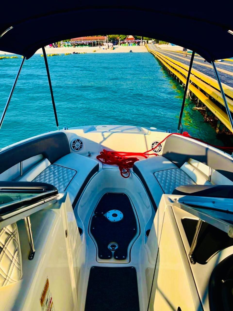 частная яхта и эксклюзивные приватные туры по островам в паттайе Botel Pattaya