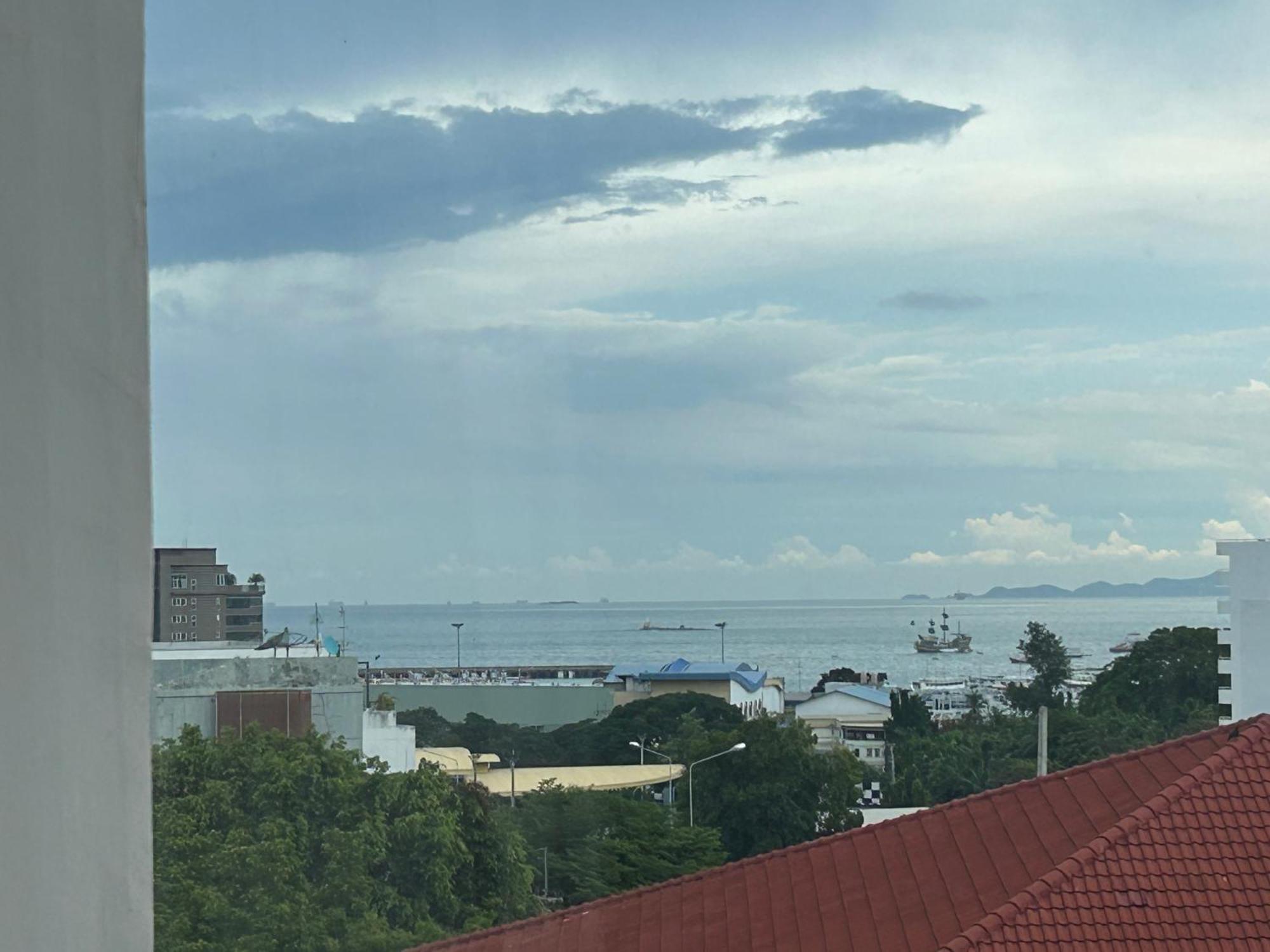 Unixx Sea View Apartment Pattaya