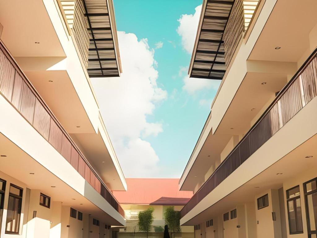 Hotel Yellow Moon