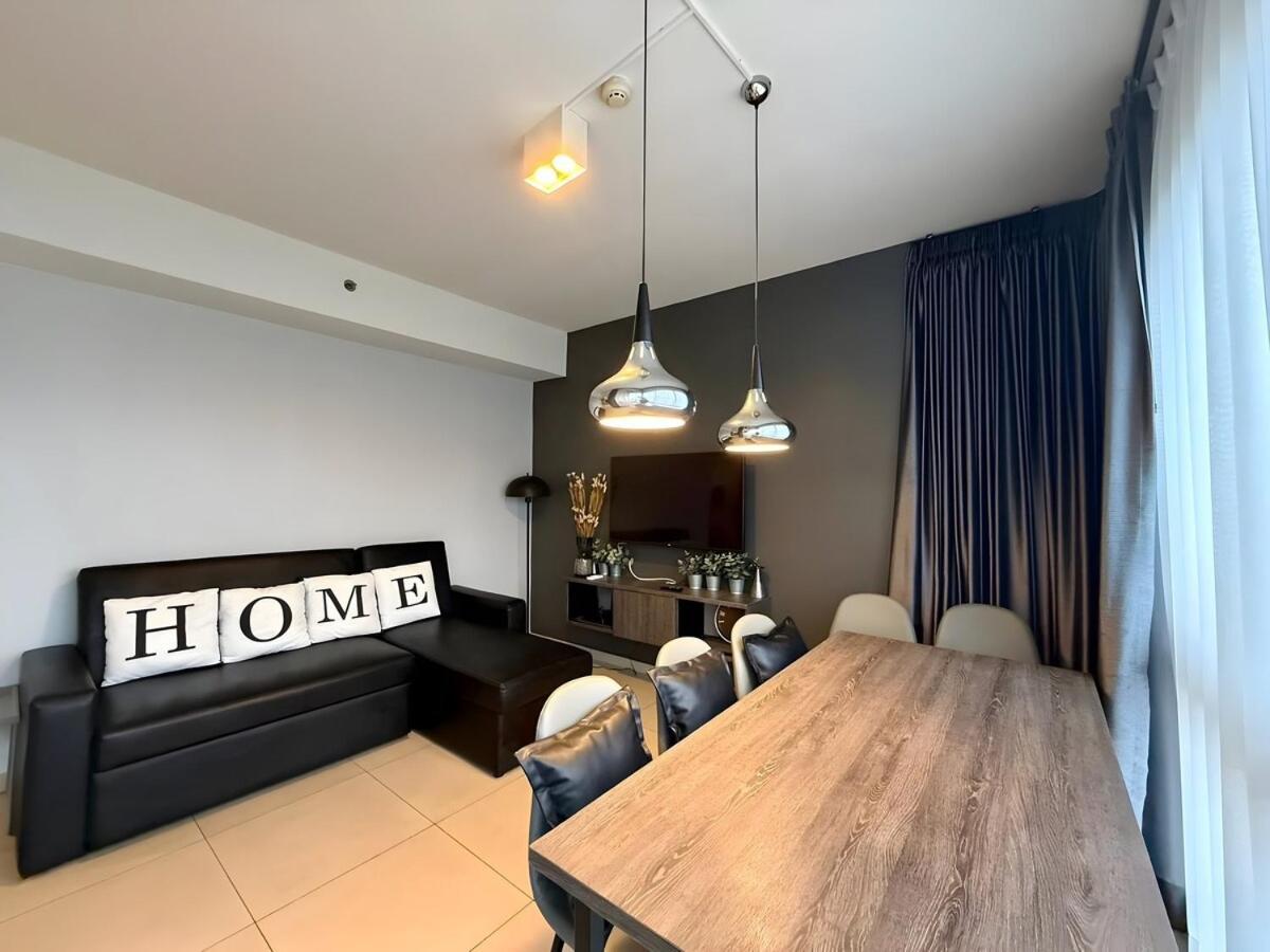 Spacious 2 Bedroom Corner Unit Near Walking Street Apartment *