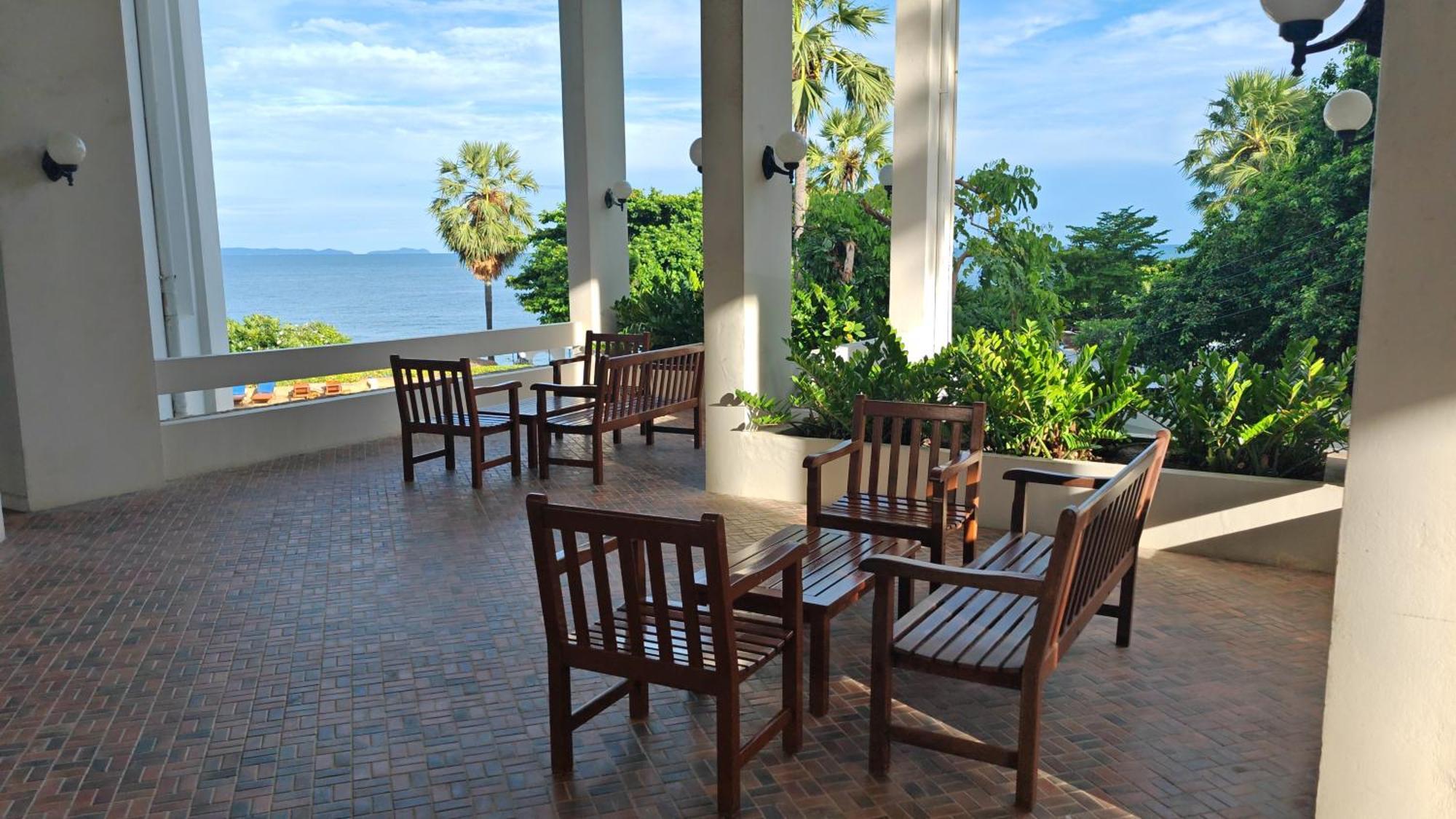Beachfront Seaview Apartment *