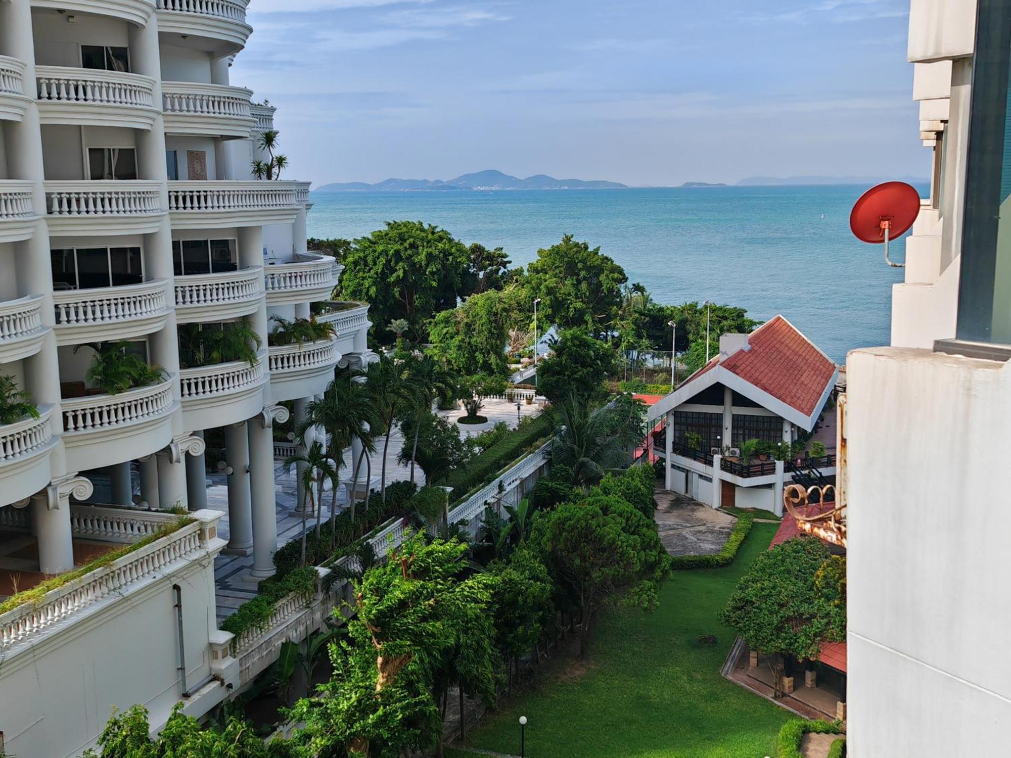Beachfront Seaview Apartment *
