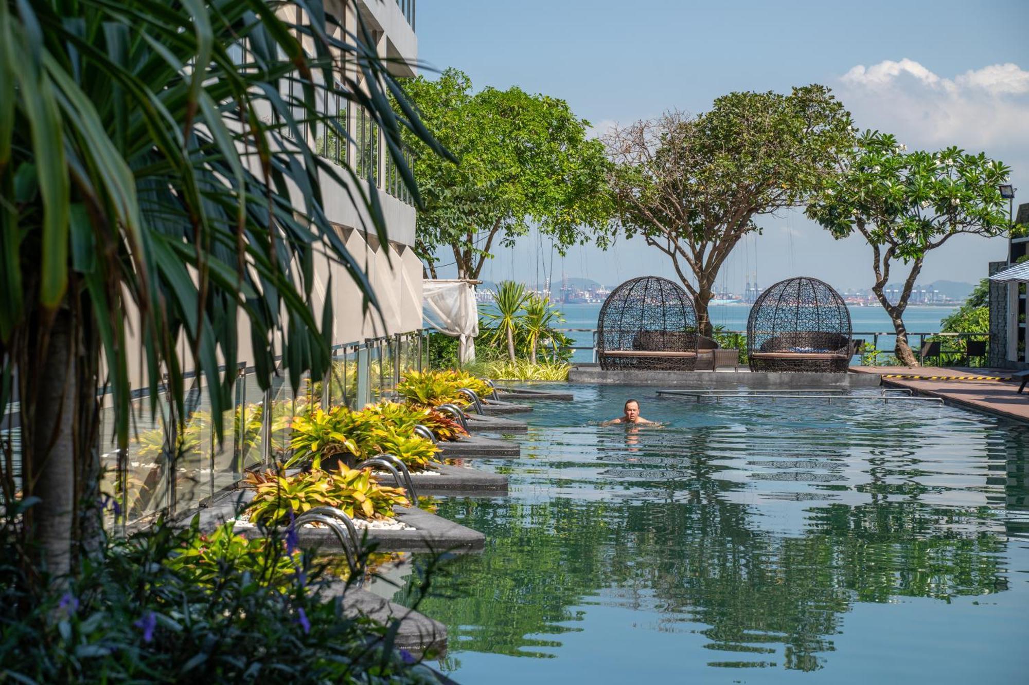 Hotel Golden Tulip Beachfront 5*