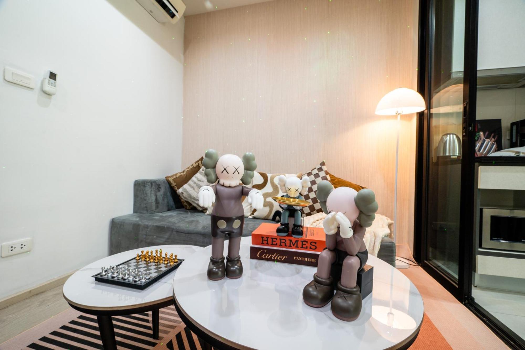 Bright Modern 1 Bedroom Chic Design Apartment