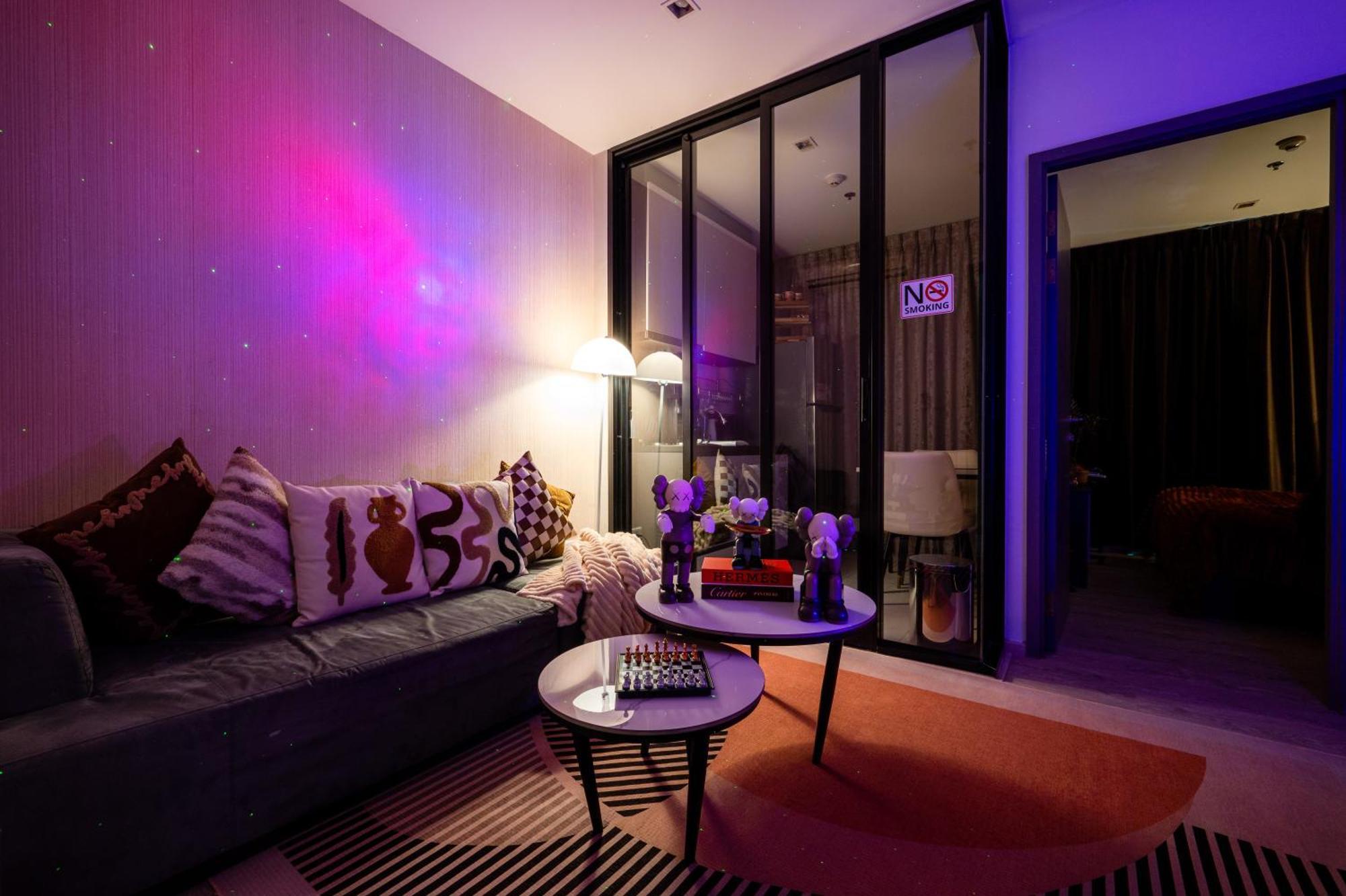 Bright Modern 1 Bedroom Chic Design Apartment *