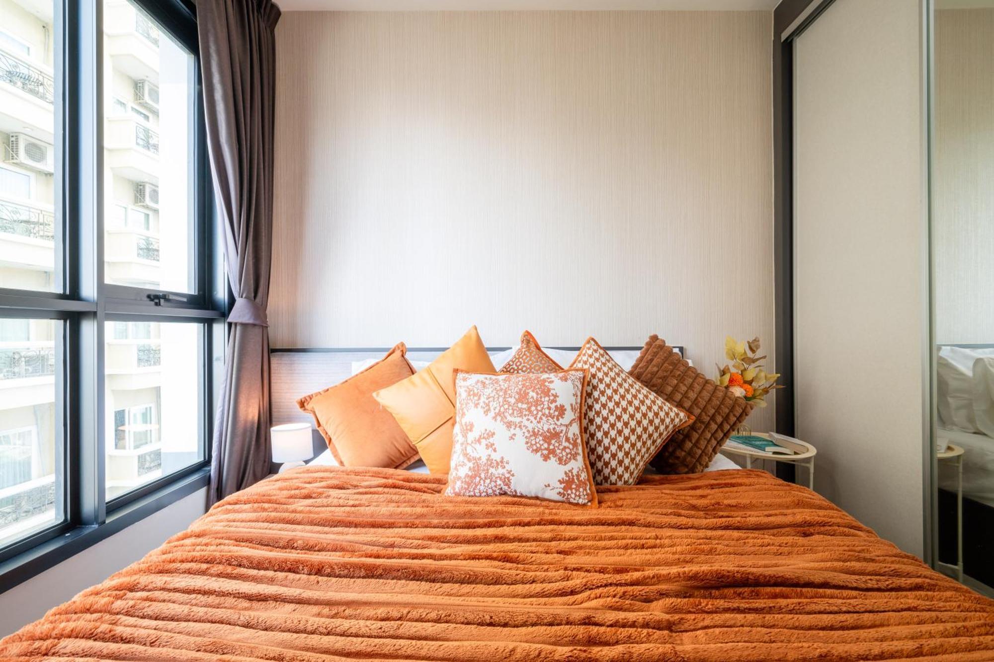Bright Modern 1 Bedroom Chic Design Apartment