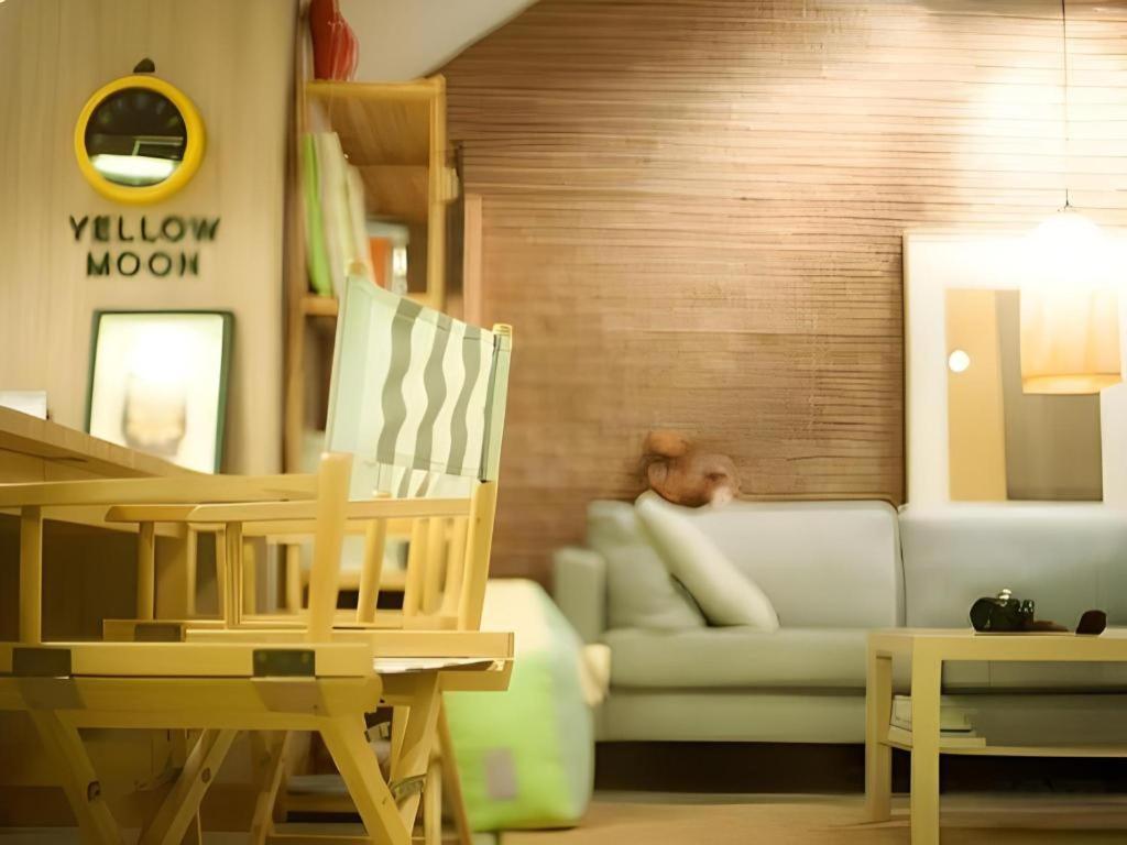 Hotel Yellow Moon