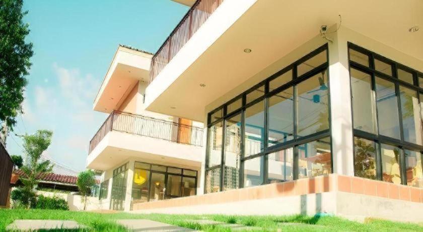 Yellow Moon Hotel 2*