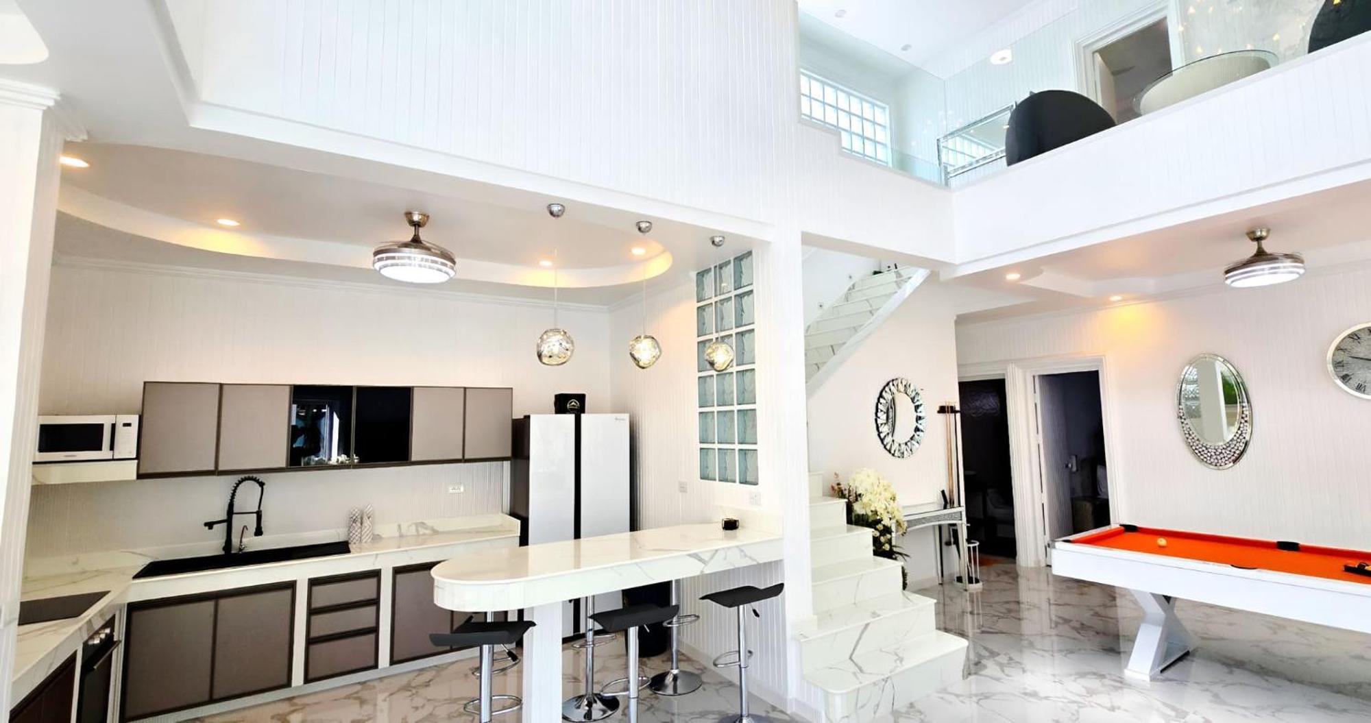 Nebuland Luxury Pool Walking Street 7 Bedrooms Pattaya