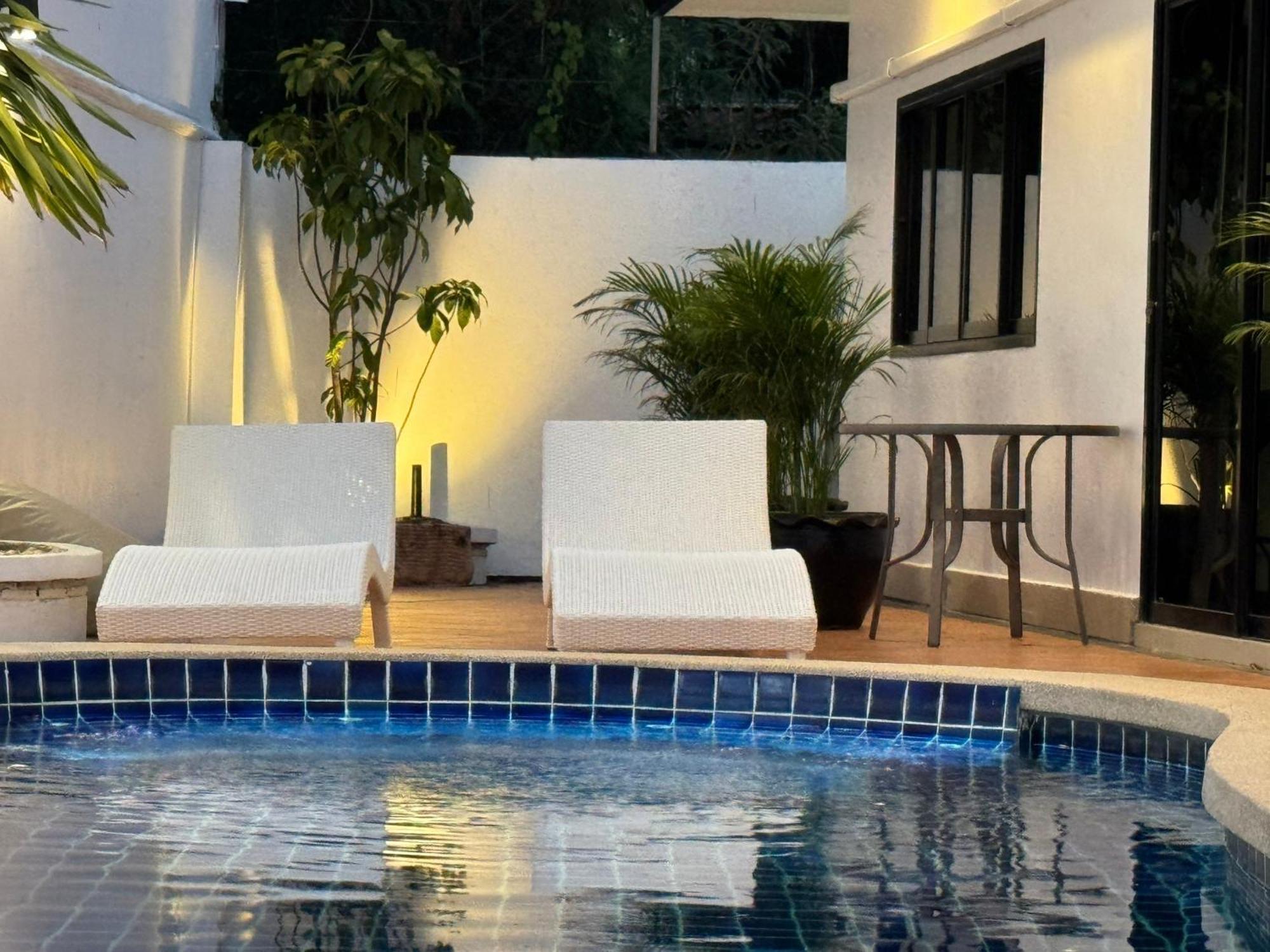 B52 Pool Villa Pattaya