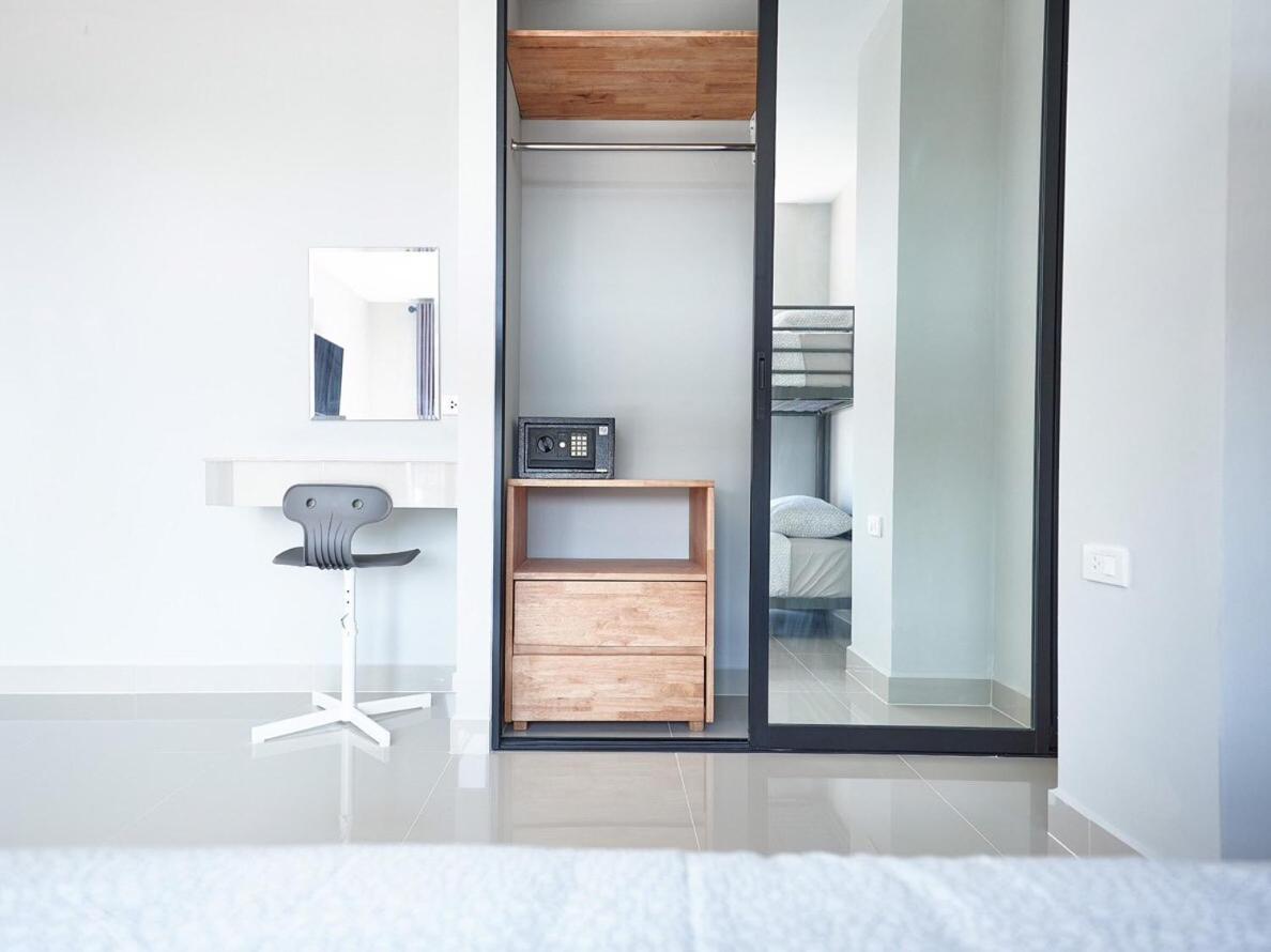 Family In Baan Pakdi Apartment *