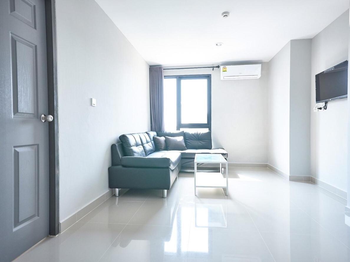 Family In Baan Pakdi