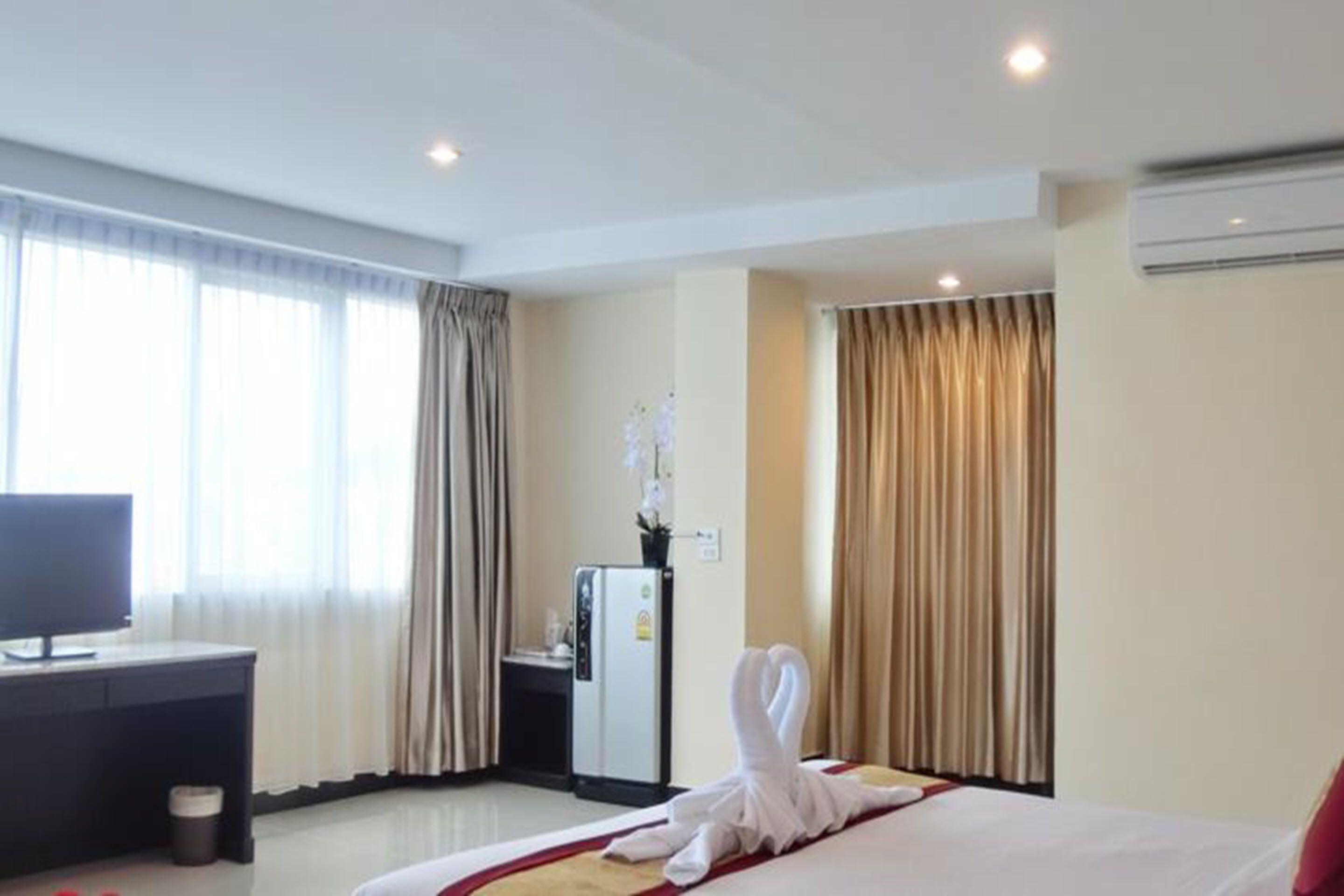 Hotel The Grand Day Night 3*