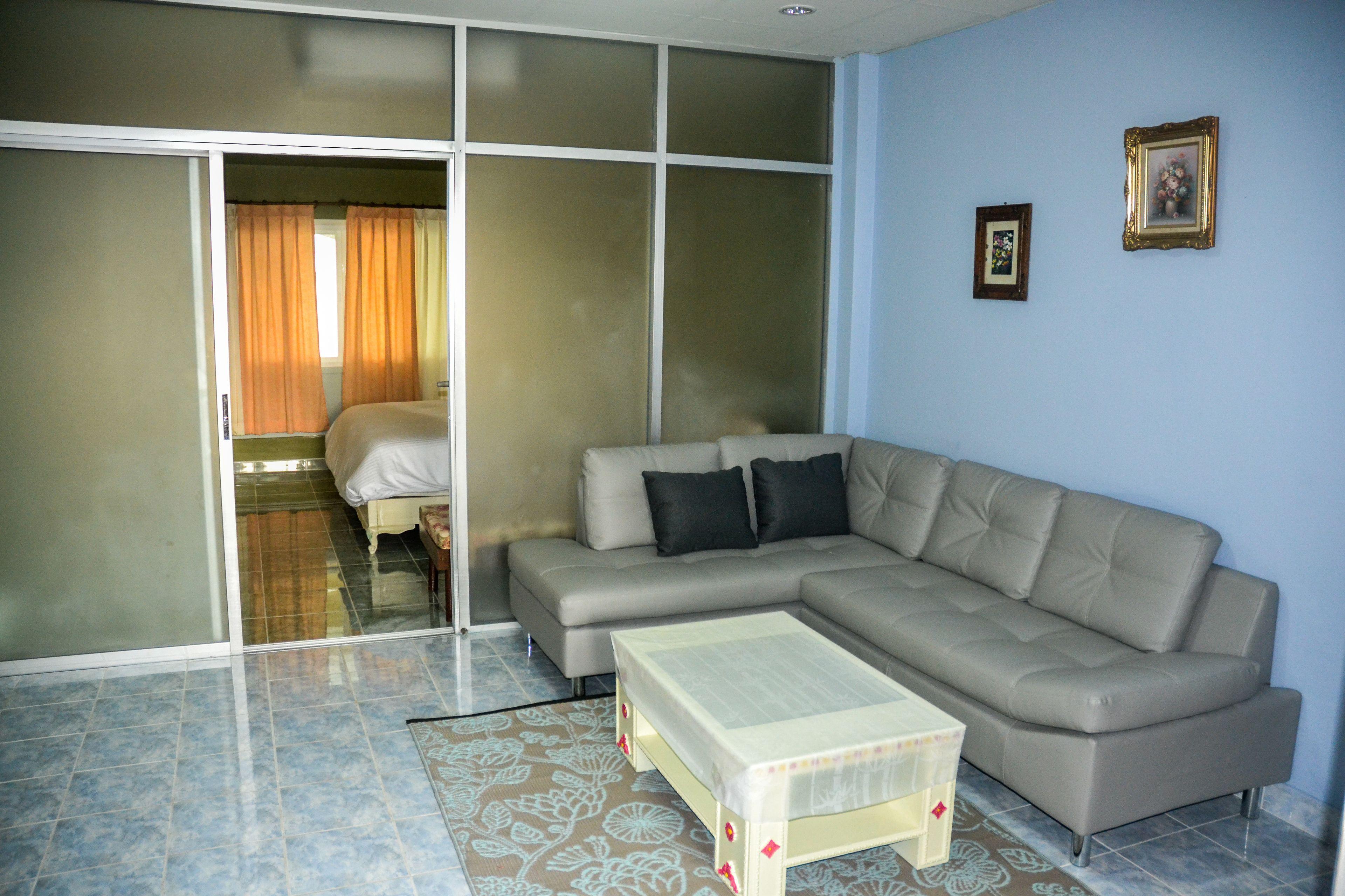 Oyo 75486 Anna Jomtien บ้านพัก