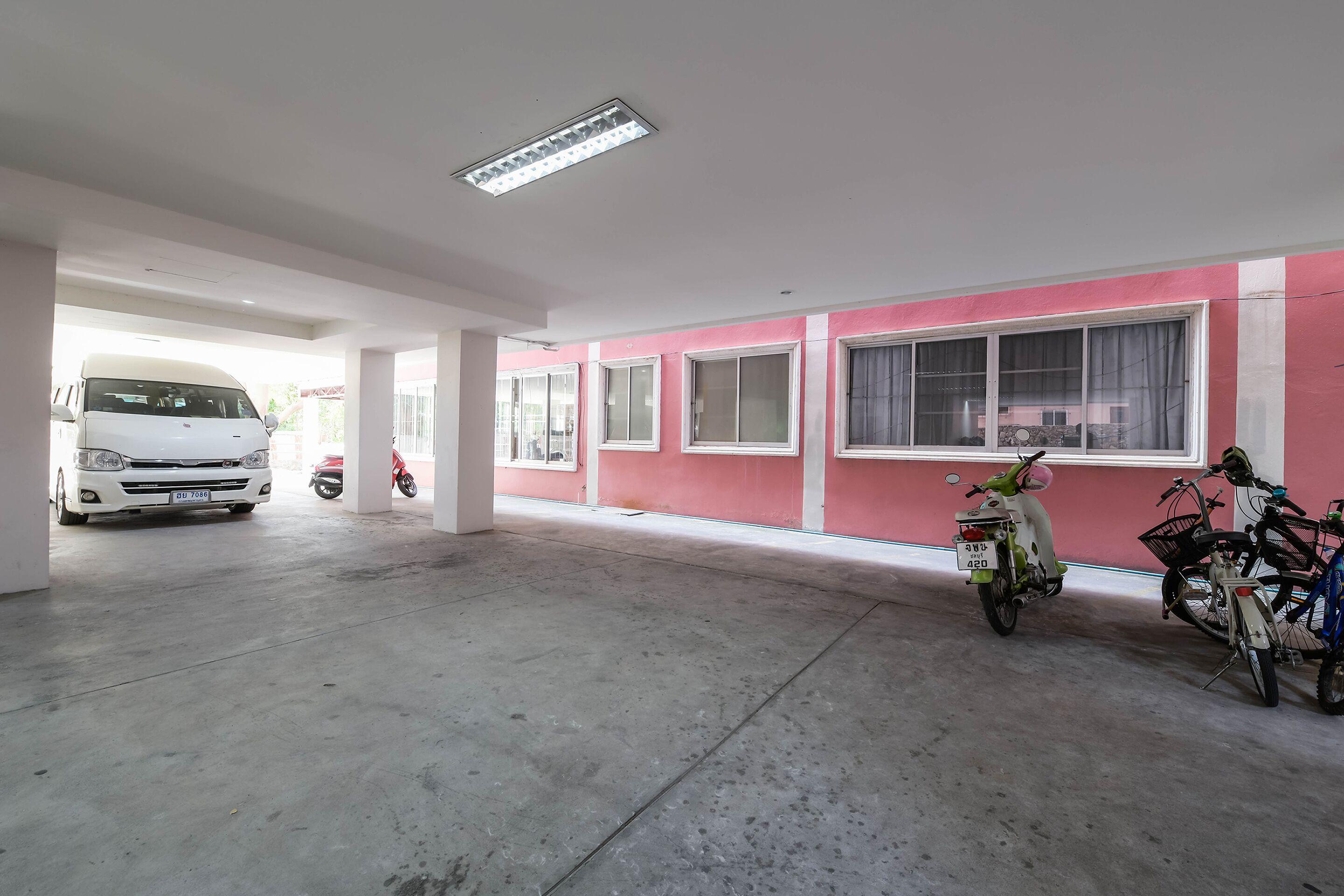 โรงแรม Oyo 438 24 2*