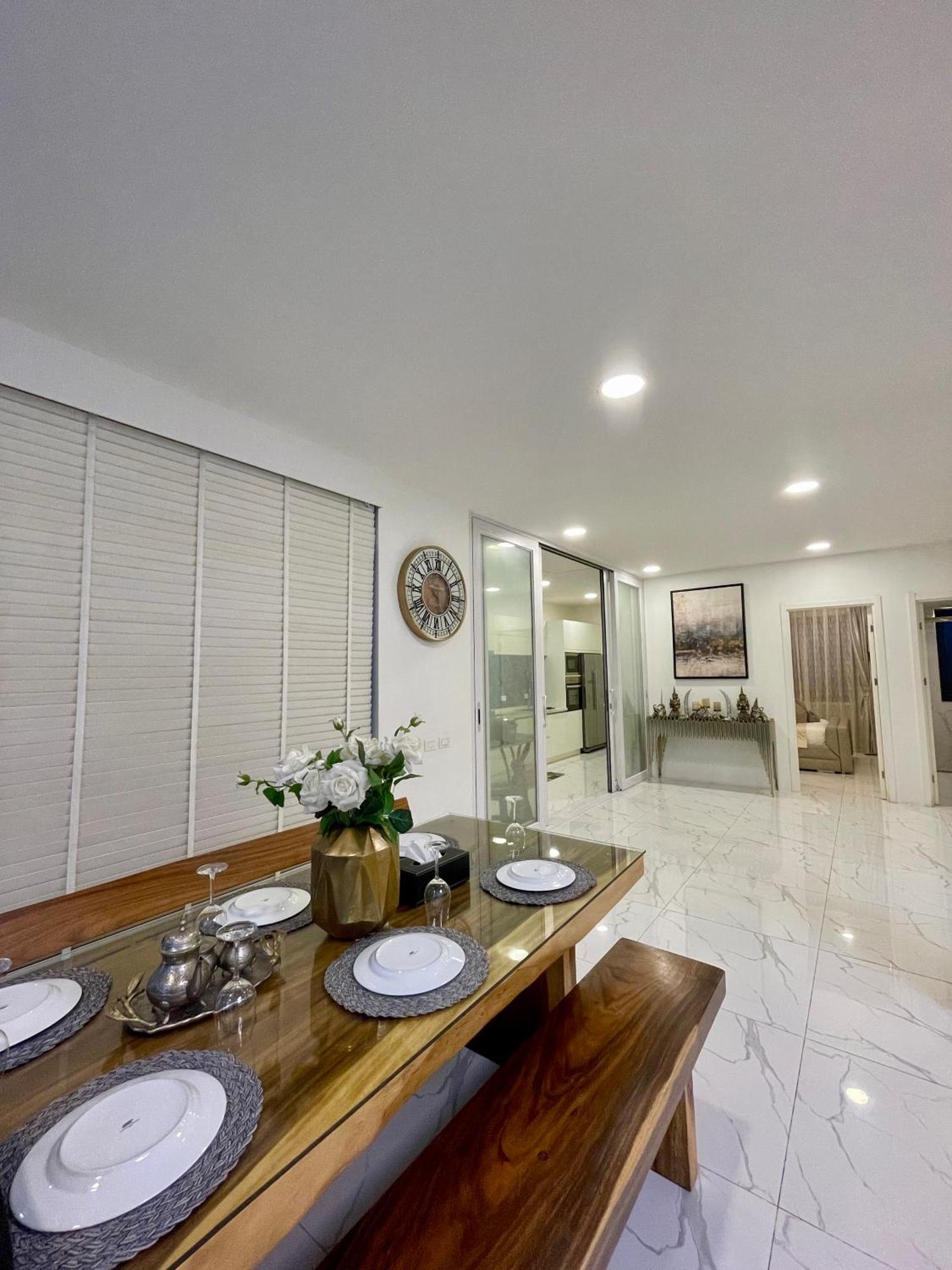 Youth Journey Six-bedroom Pool Villa Pattaya