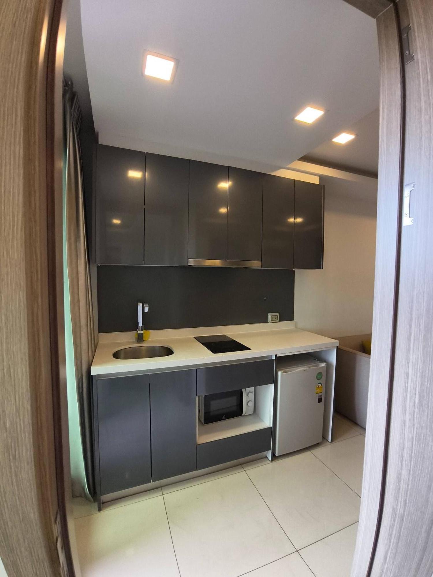 Luxurious With Pool Access