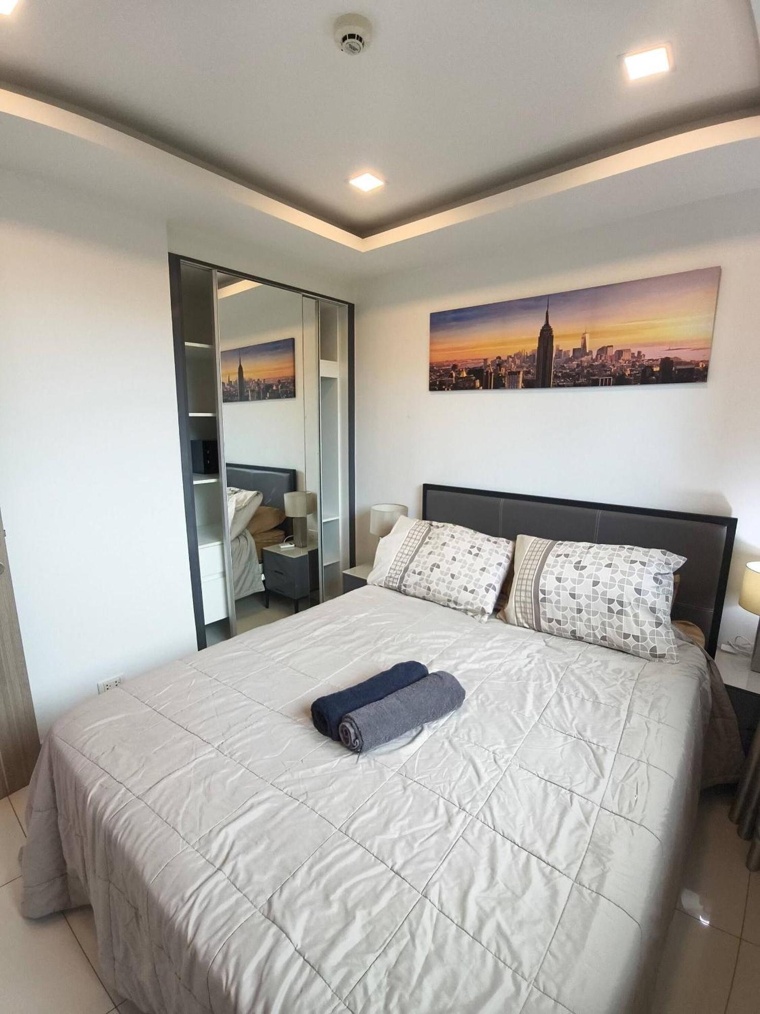 Luxurious With Pool Access Apartment