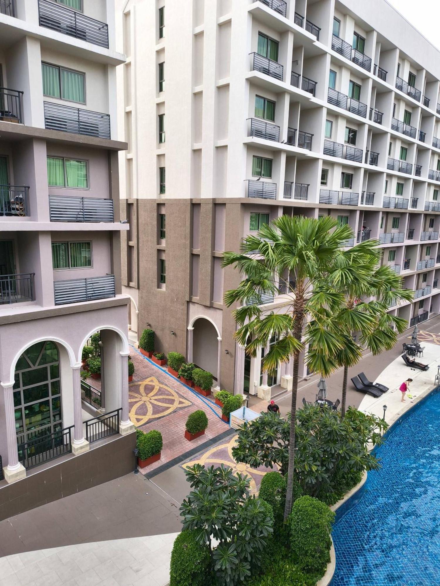 Luxurious With Pool Access *