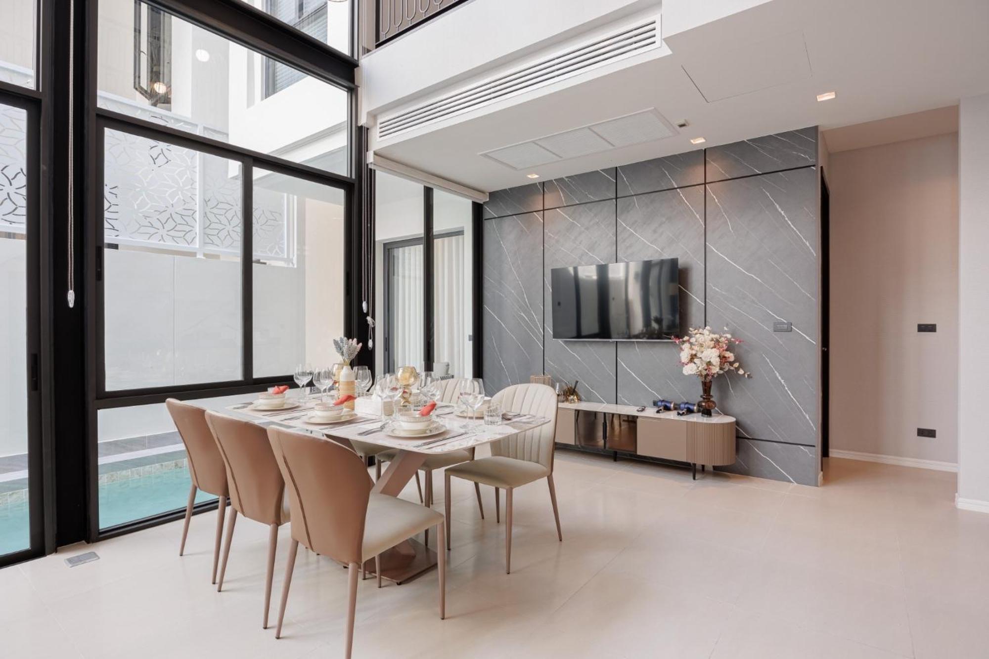 芭提雅市中心五卧室独栋泳池别墅 *