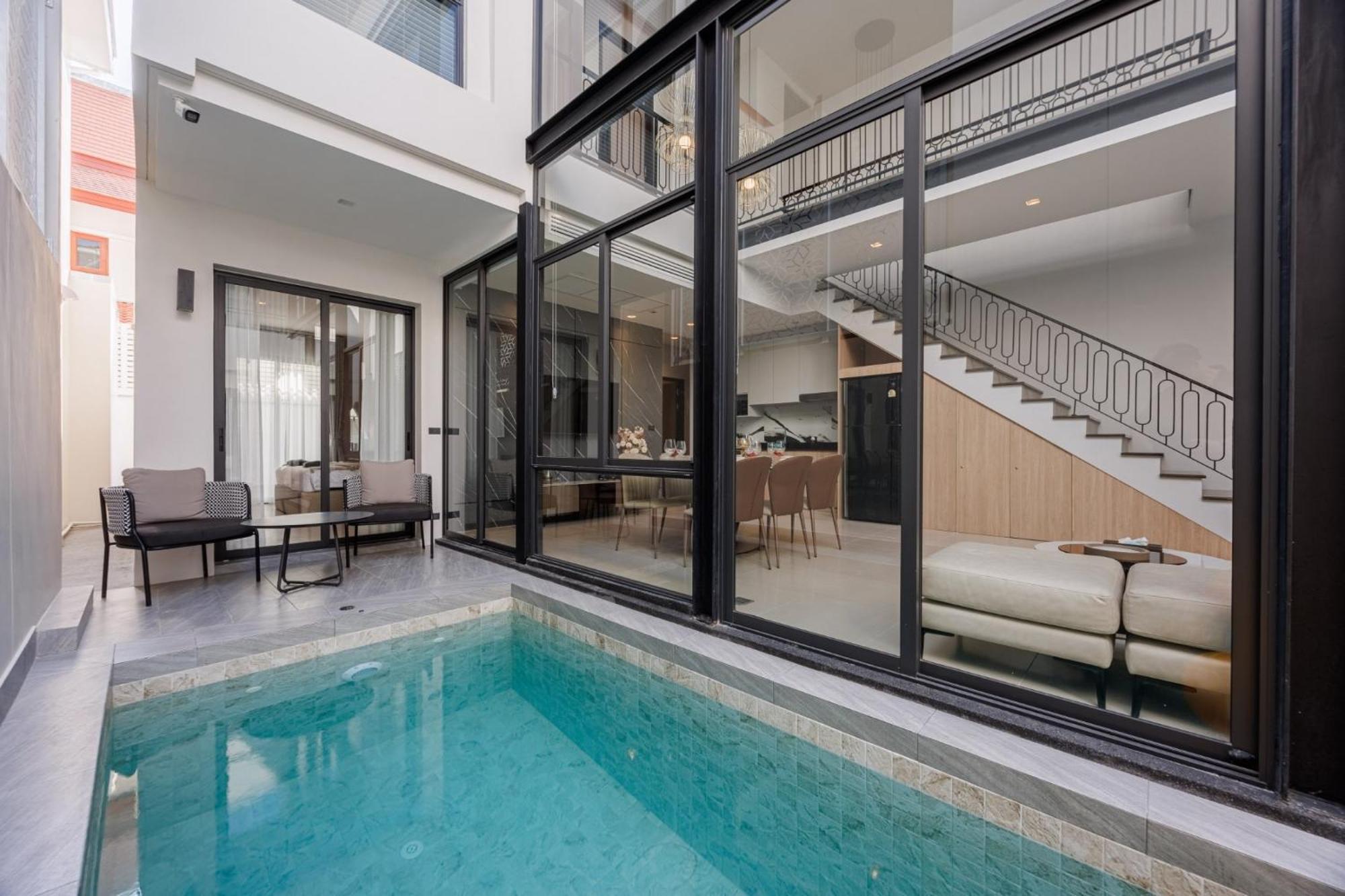 芭提雅市中心五卧室独栋泳池别墅 *