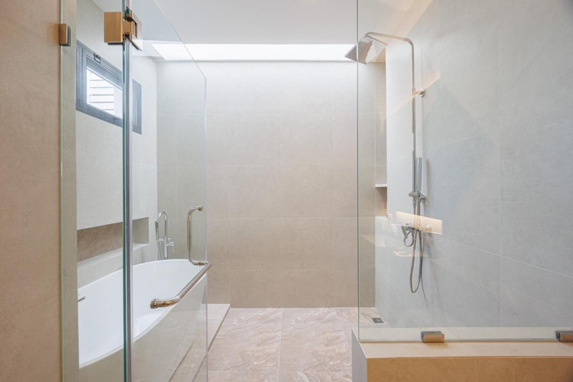 Villa 芭提雅市中心五卧室独栋泳池别墅 *