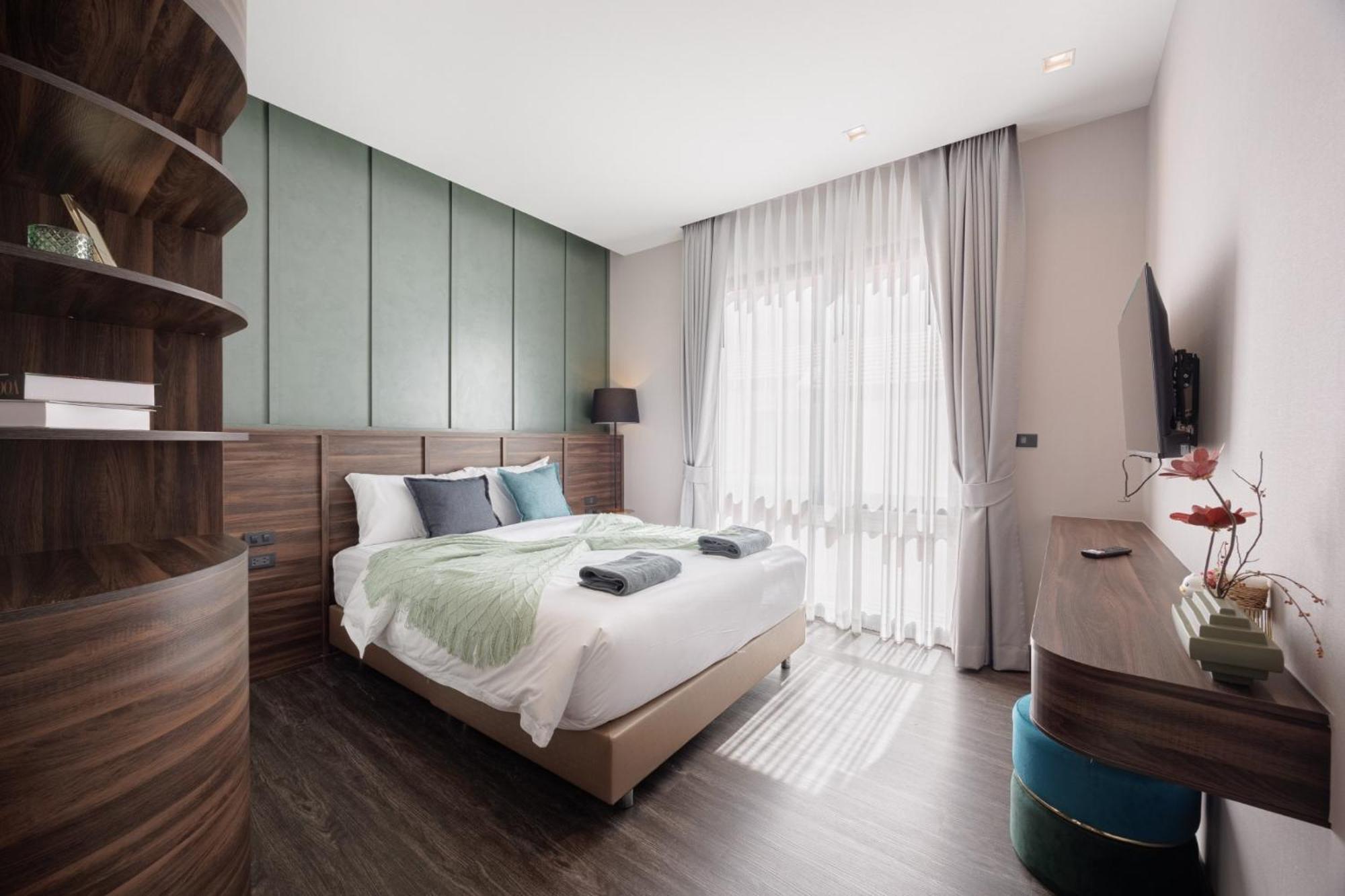 Villa 芭提雅市中心五卧室独栋泳池别墅 *