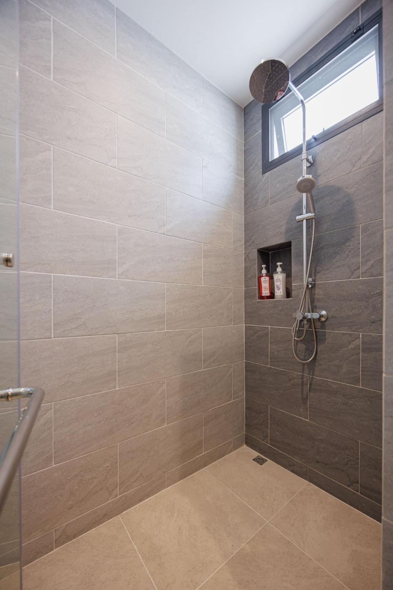 Villa 芭提雅市中心五卧室独栋泳池别墅 *