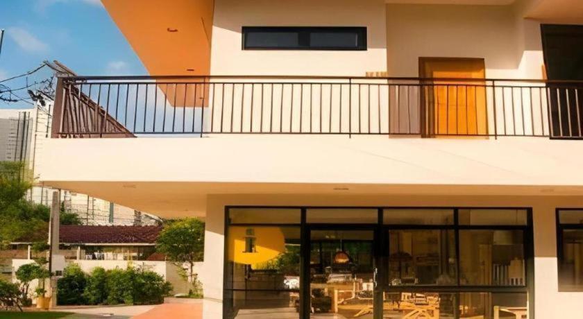 Yellow Moon Hotel 2*