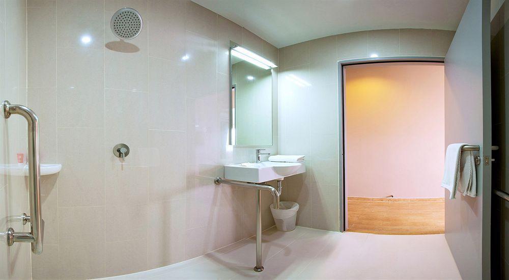Red Planet Sha Extra Hotel