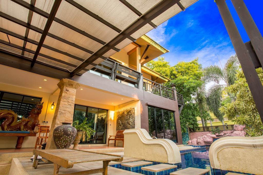 Natcha Pool Villa *