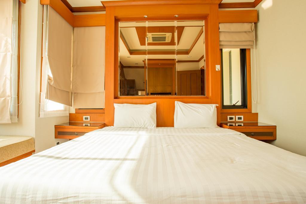 Natcha Pool Villa
