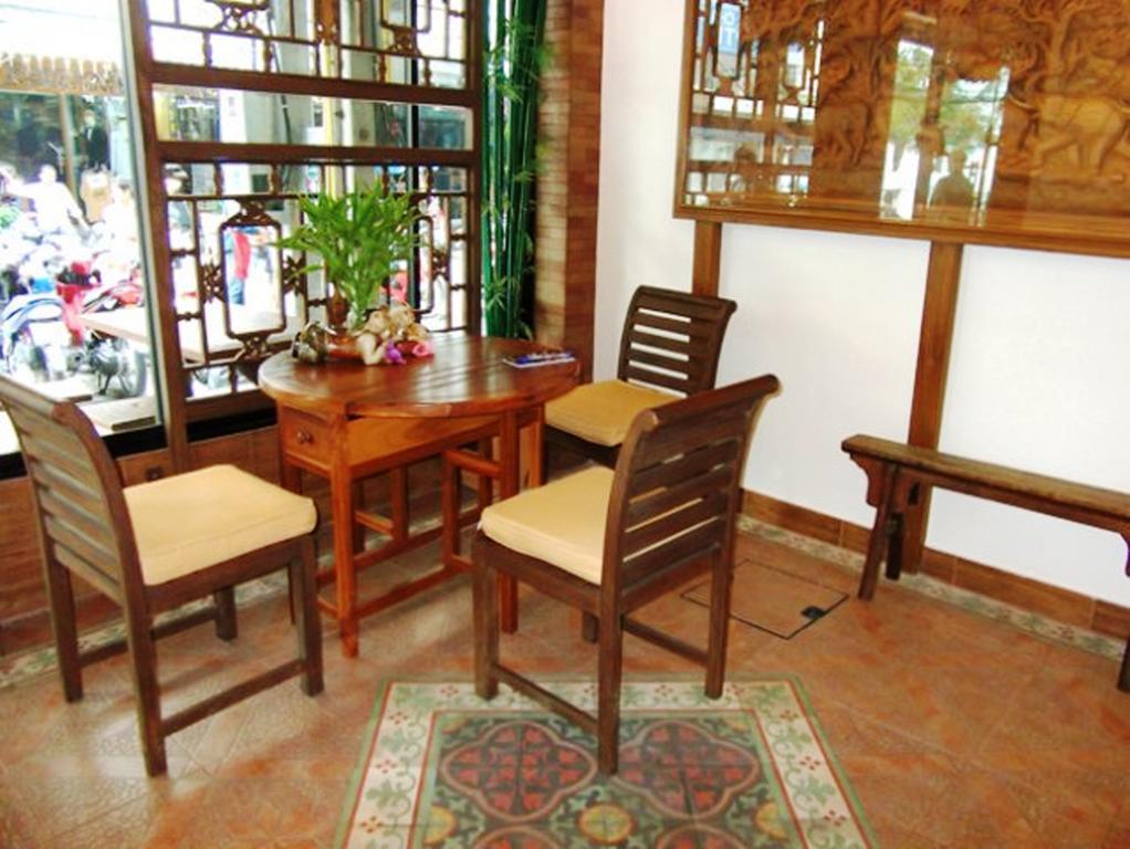 The Red Balcony Penginapan