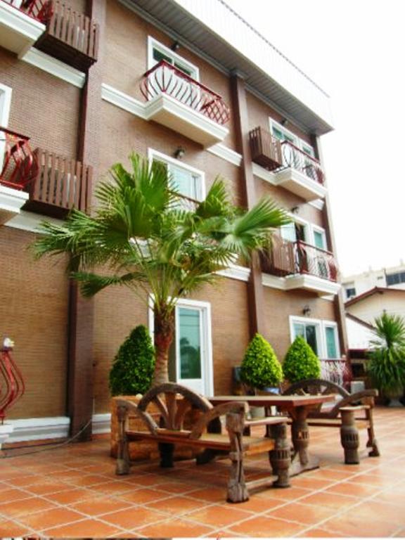 The Red Balcony Penginapan 2*