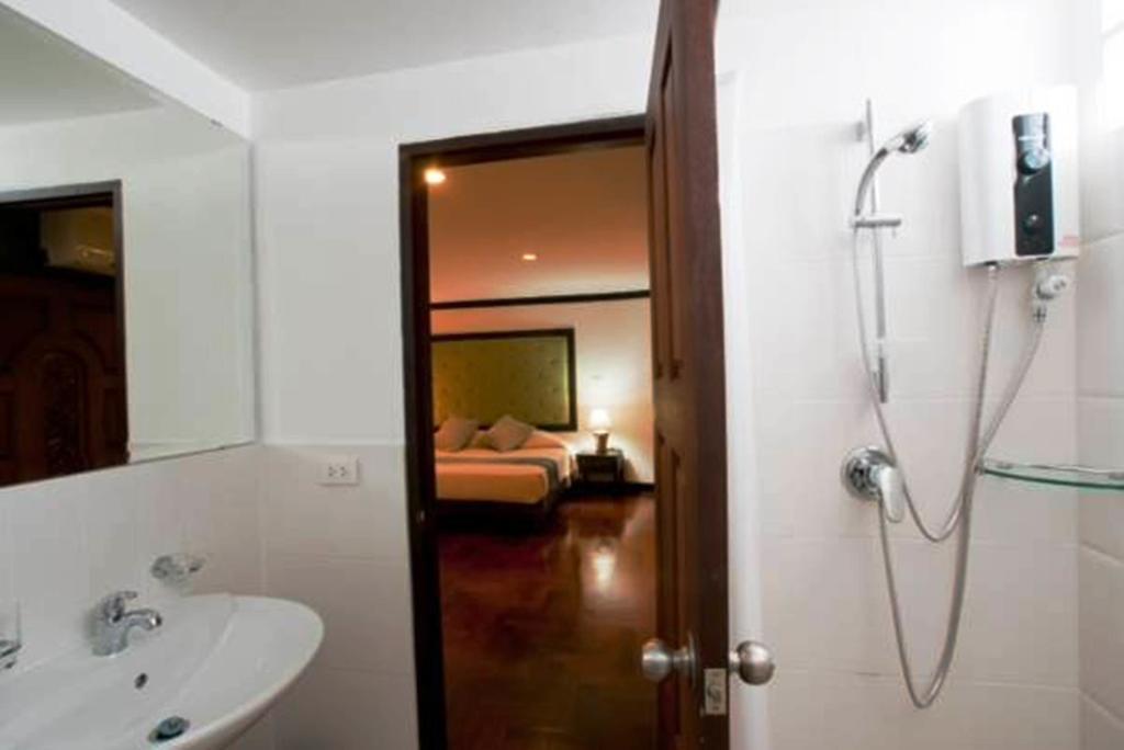 Cucumber Inn 2*