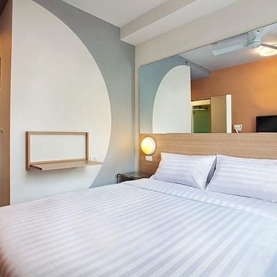 Red Planet Sha Extra Hotel