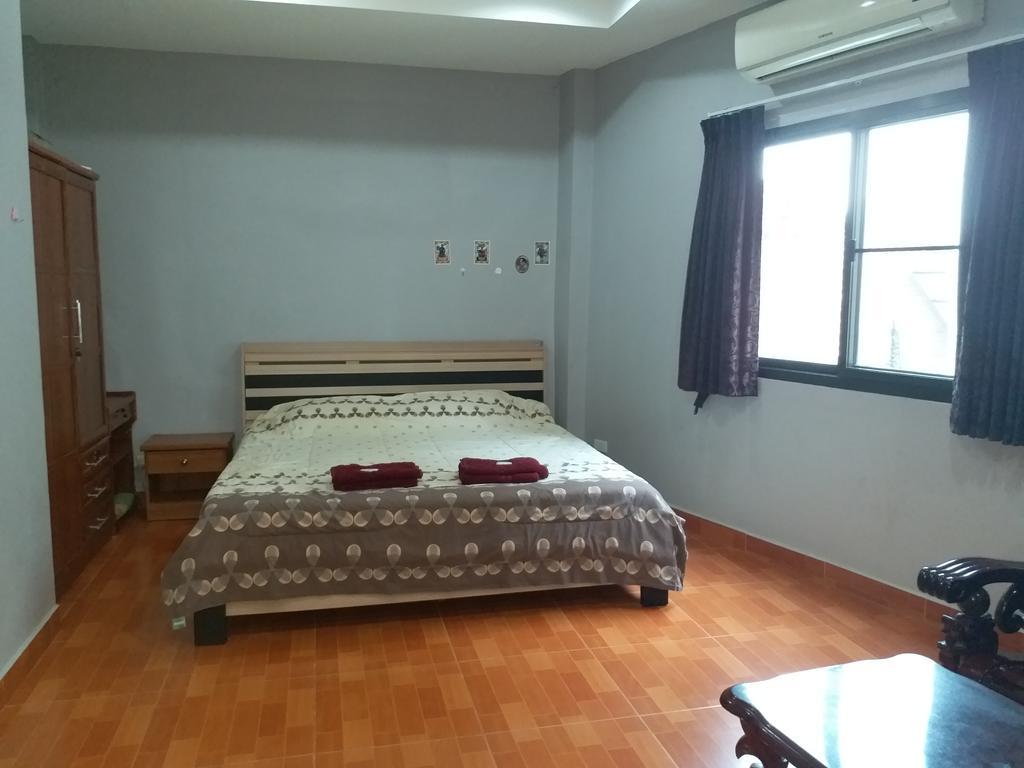 Guest house Tiger Bar & *