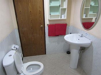 Robin's Nest & Restaurant Guest house *
