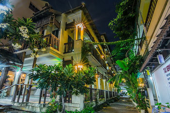 Sutus Court 4 Hotel