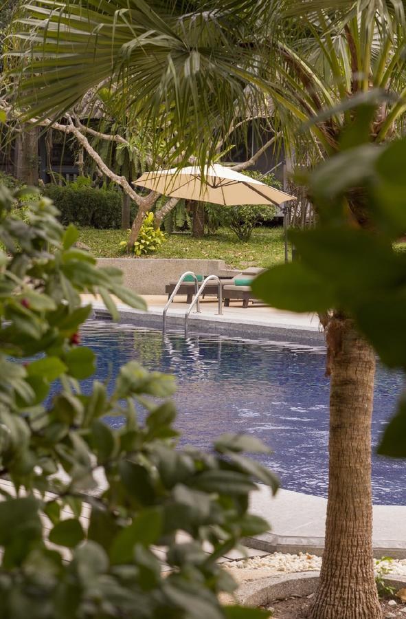 Let's Hyde & - Pool Hotel