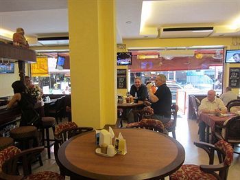 Robin's Nest & Restaurant *