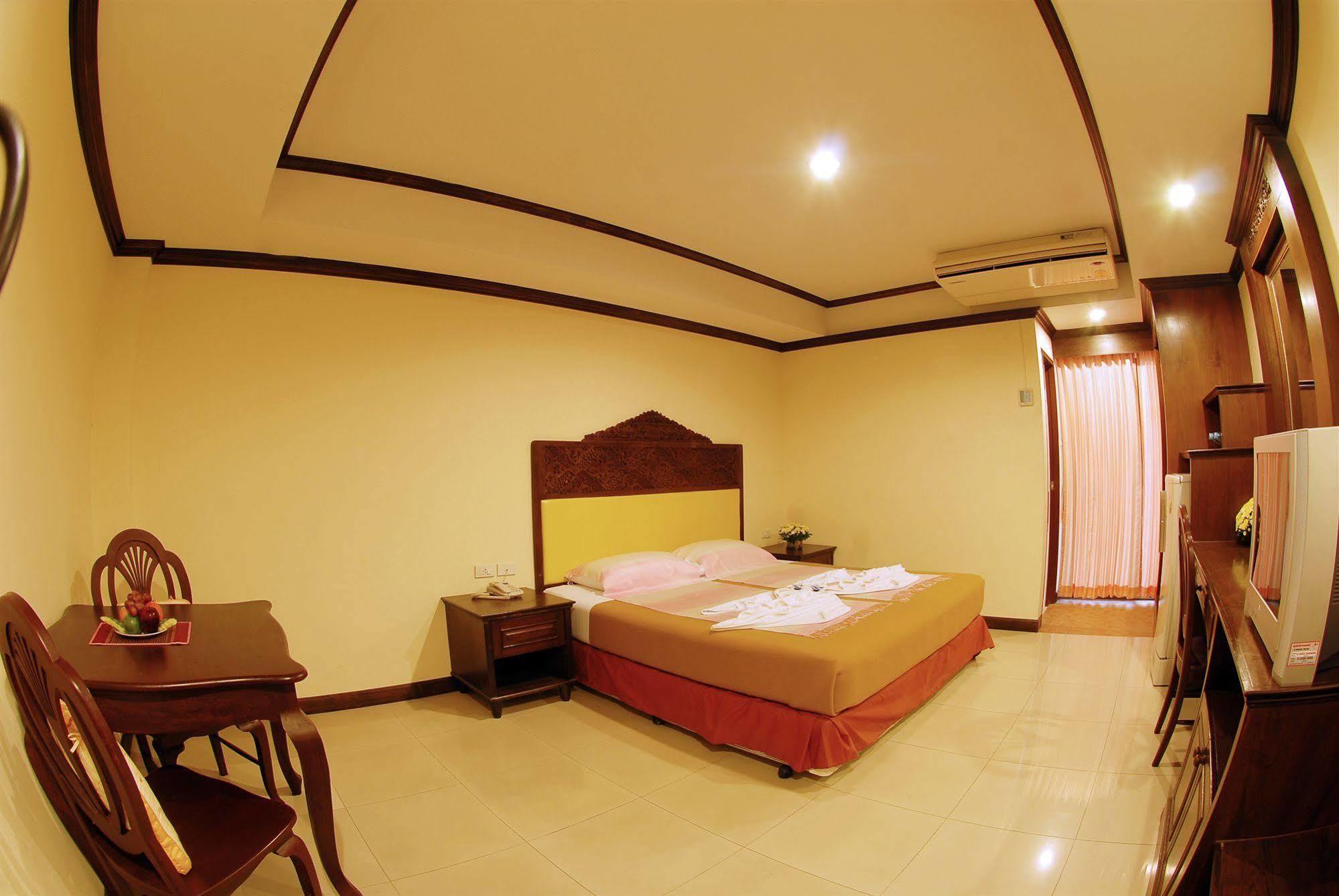 Golden Hotel 2*