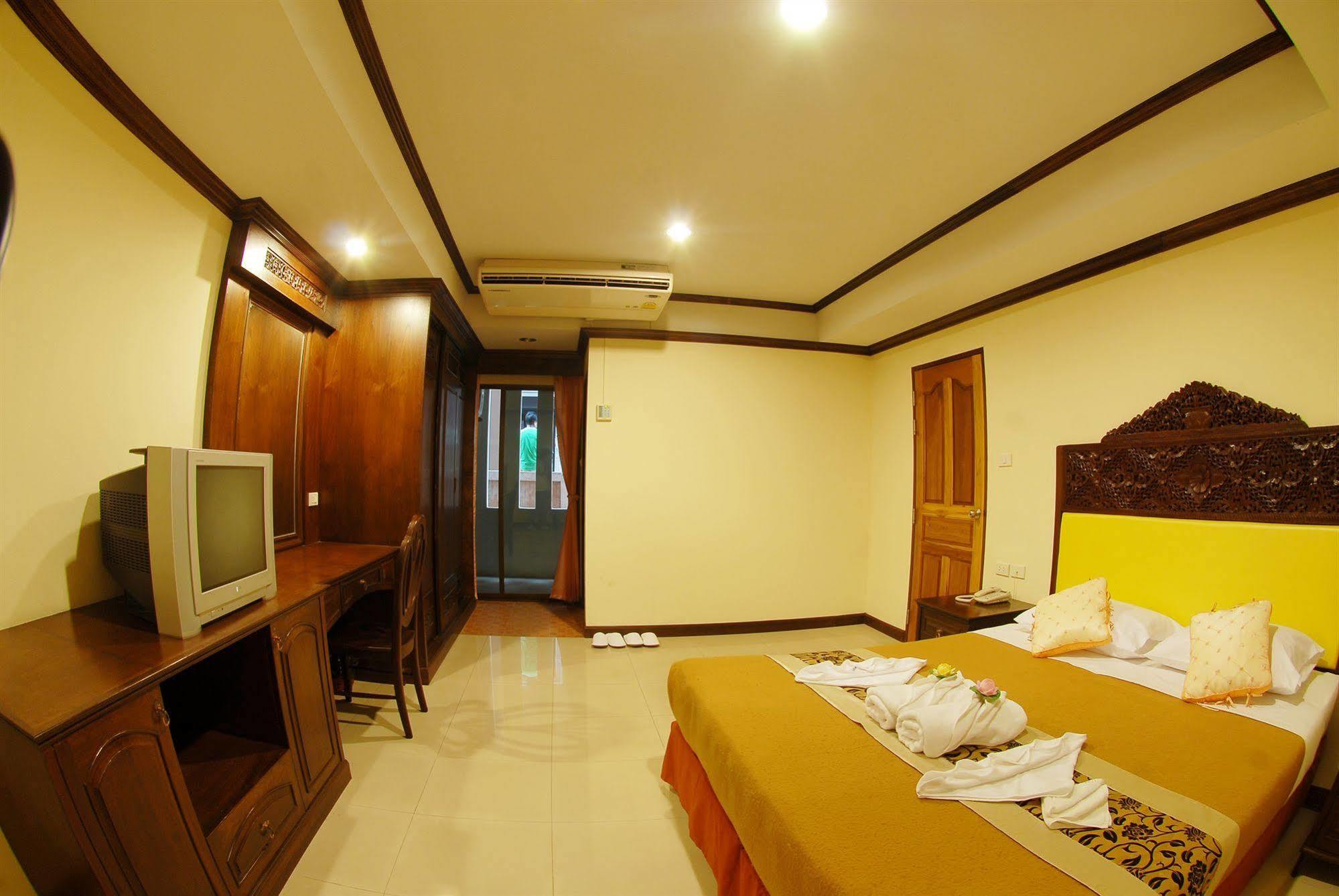 Golden Hotel 2*