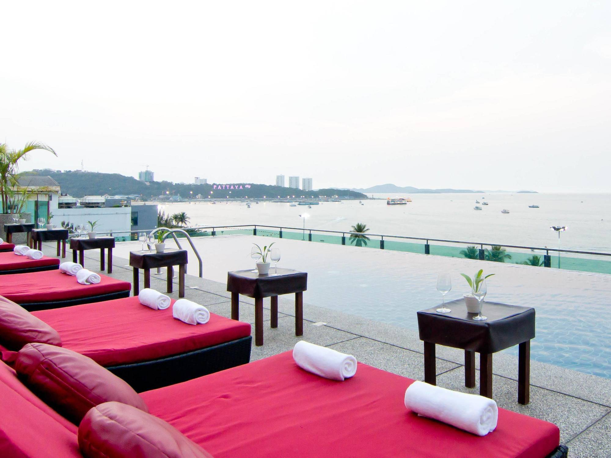 Hotel Sea Me Spring Too Pattaya