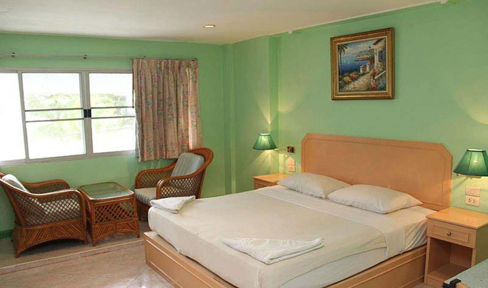 Hotel Rich Man Poor Man 2*