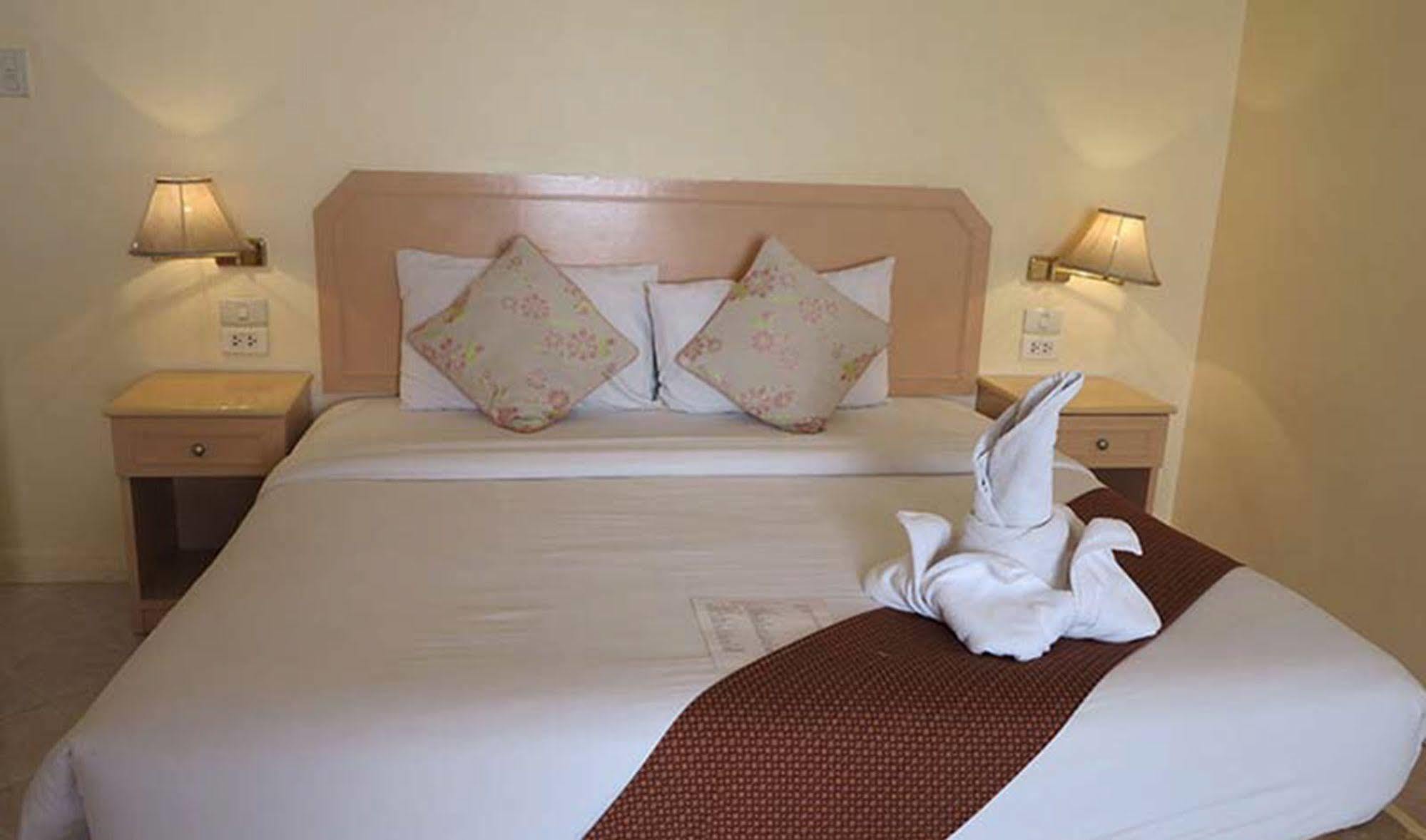 Hotel Rich Man Poor Man Pattaya