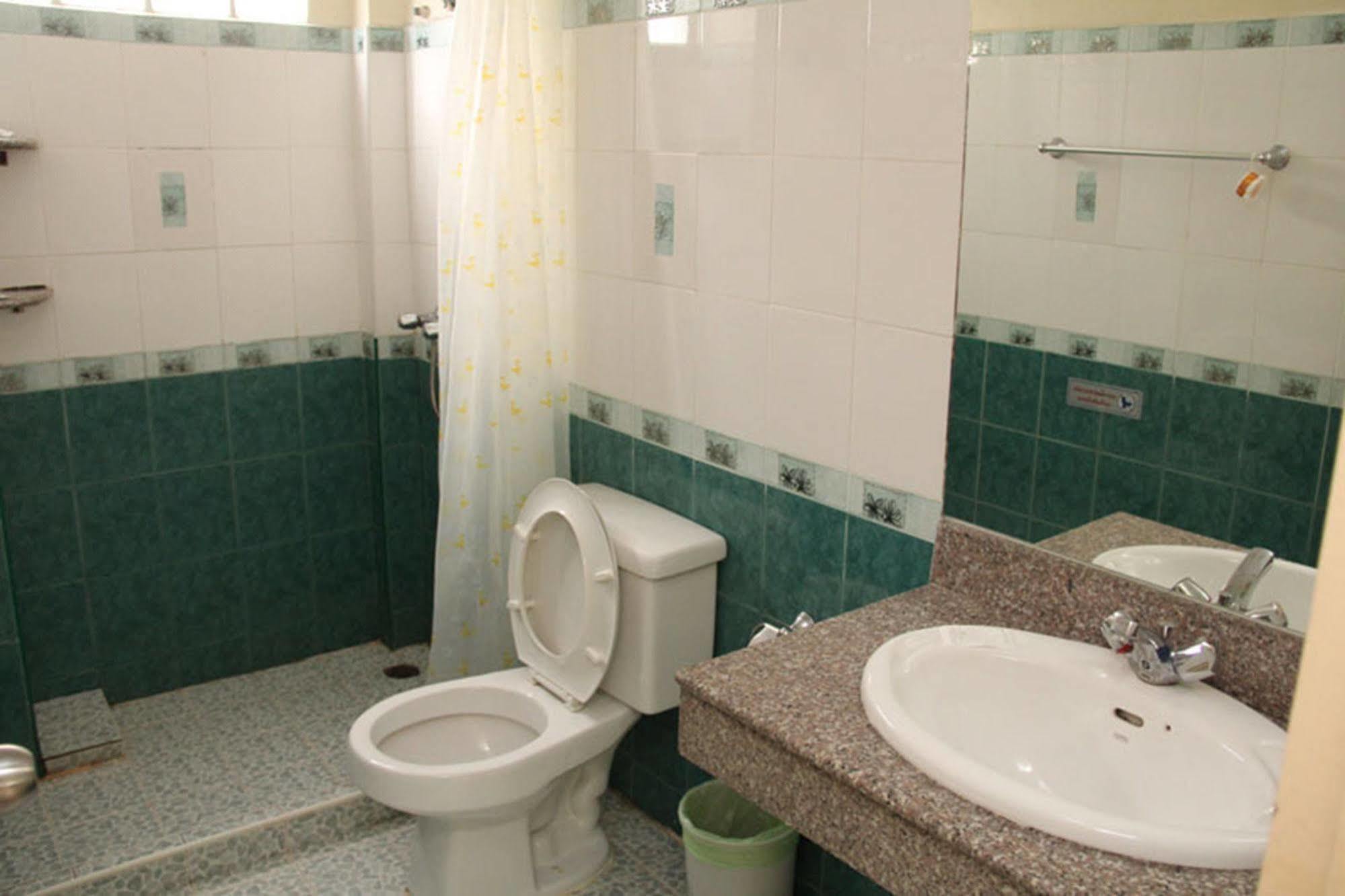 Rich Man Poor Man Hotel 2*