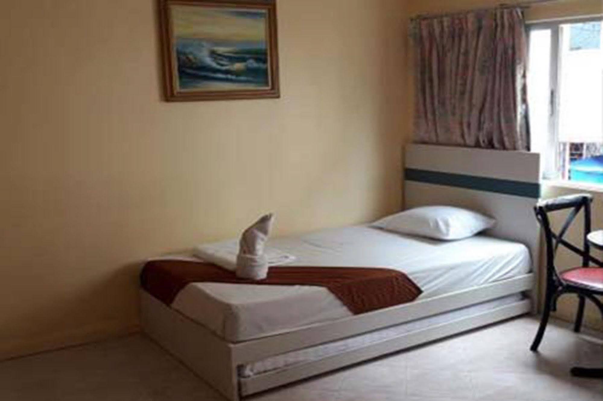 Rich Man Poor Man Hotel 2*