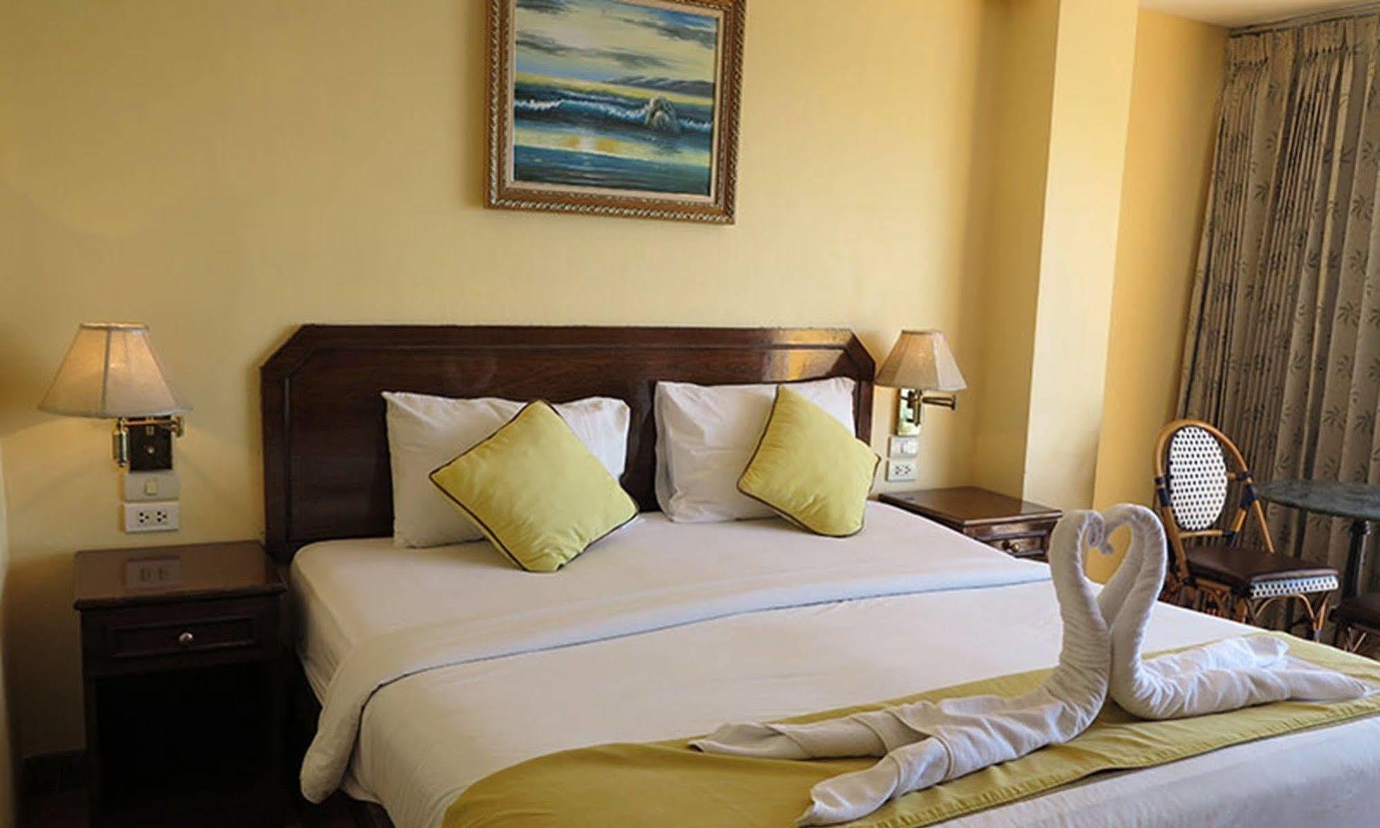 Hotel Rich Man Poor Man Pattaya