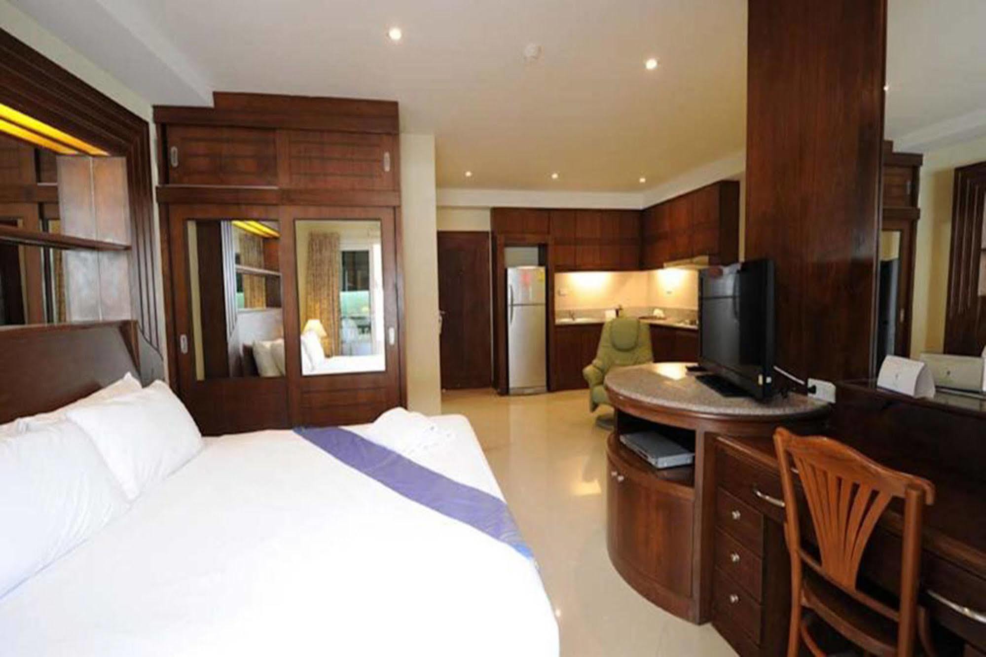 Whitehouse Condotel 3* Pattaya